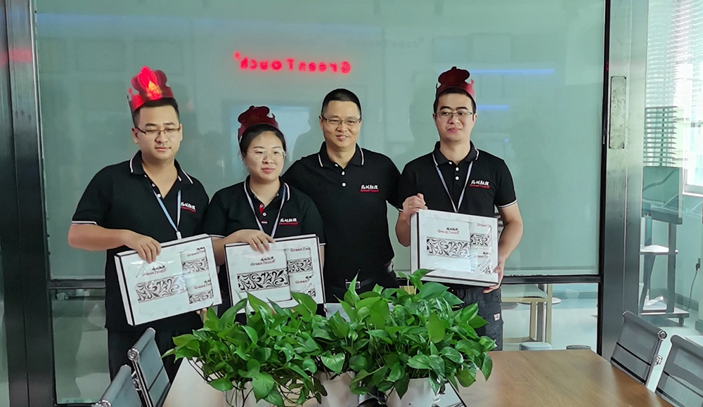 Fiesta de cumplea&ntilde;os de los empleados de la empresa