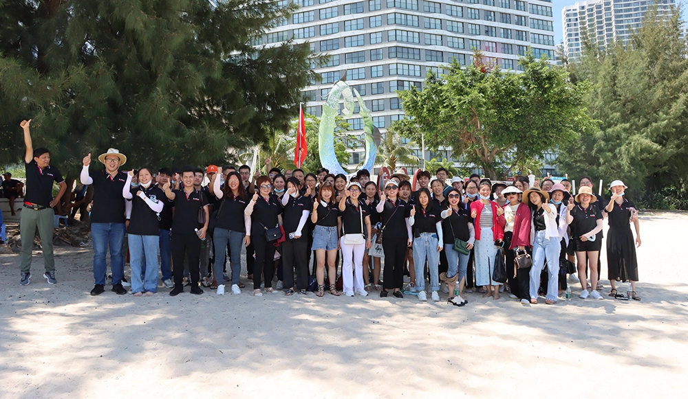 Actividades de integraci&oacute;n de equipos en la playa durante el verano