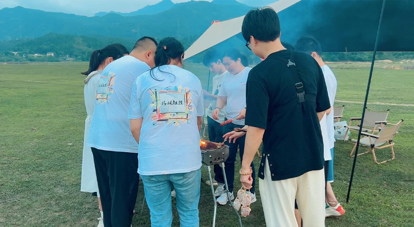 Actividad de integraci&oacute;n de equipos de GreenTouch Company 2024: barbacoa y fuegos artificiales.