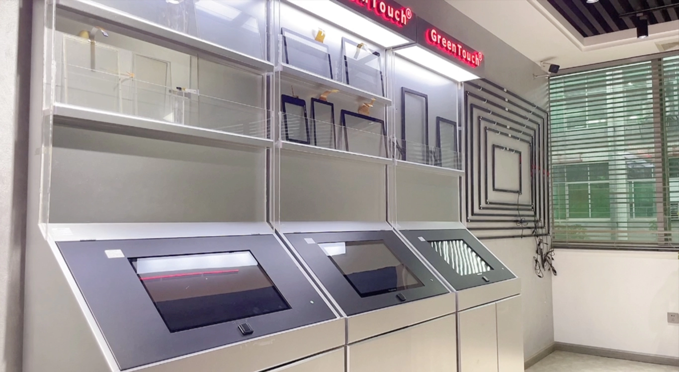 Sala de exposici&oacute;n con pantalla t&aacute;ctil